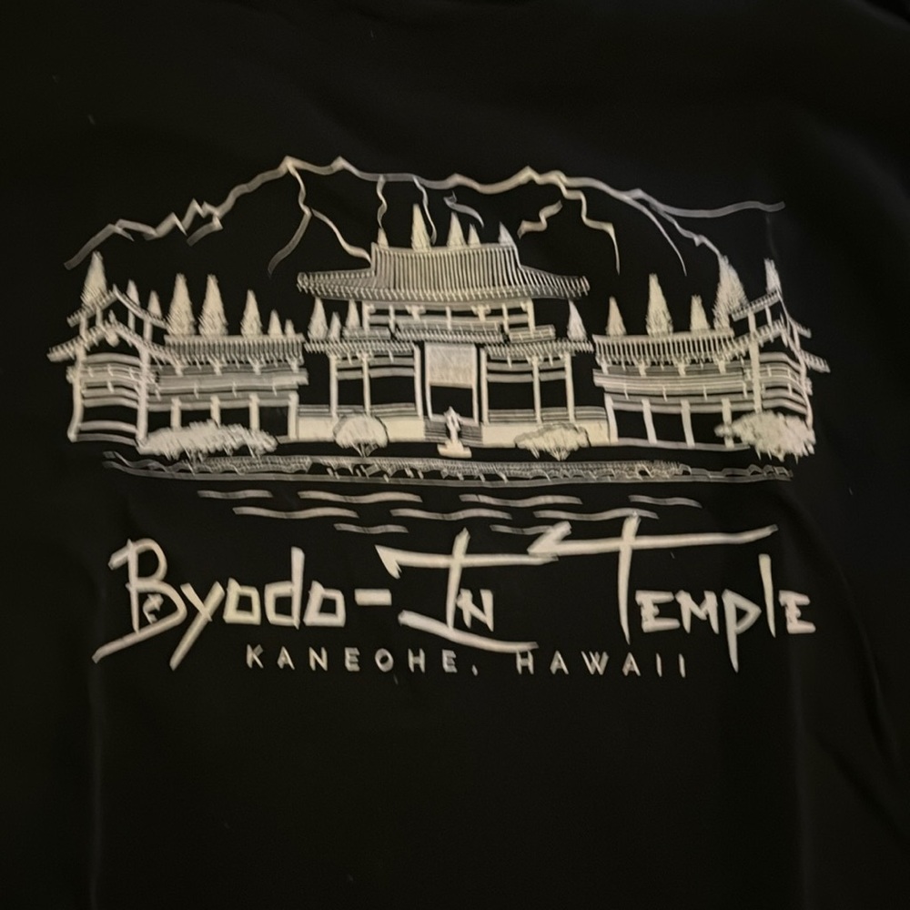 Worn and washed once. Purchased at the temple gift shop in Oahu. 100 %cotton.